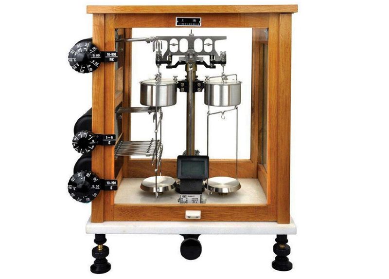 Precision laboratory balance for formula weighing